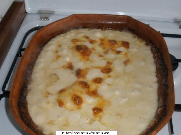 pui vienez

- necesita tava de lut, de preferinta cu 3-4 linguri ulei
- 1 ceapa
- 1 piept de pui
- 1